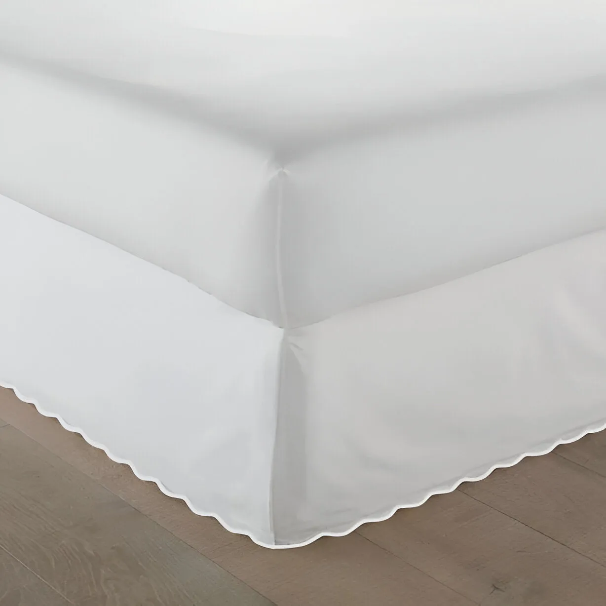 400TC Sateen Solid Cotton Luxurious Scallop Embroidery Tailored Bed Skirt