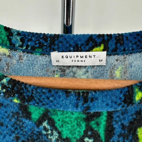 Equipment Femme Cashmere Sweater Sloan Blue Snakeskin Print size XS Long Sleeves