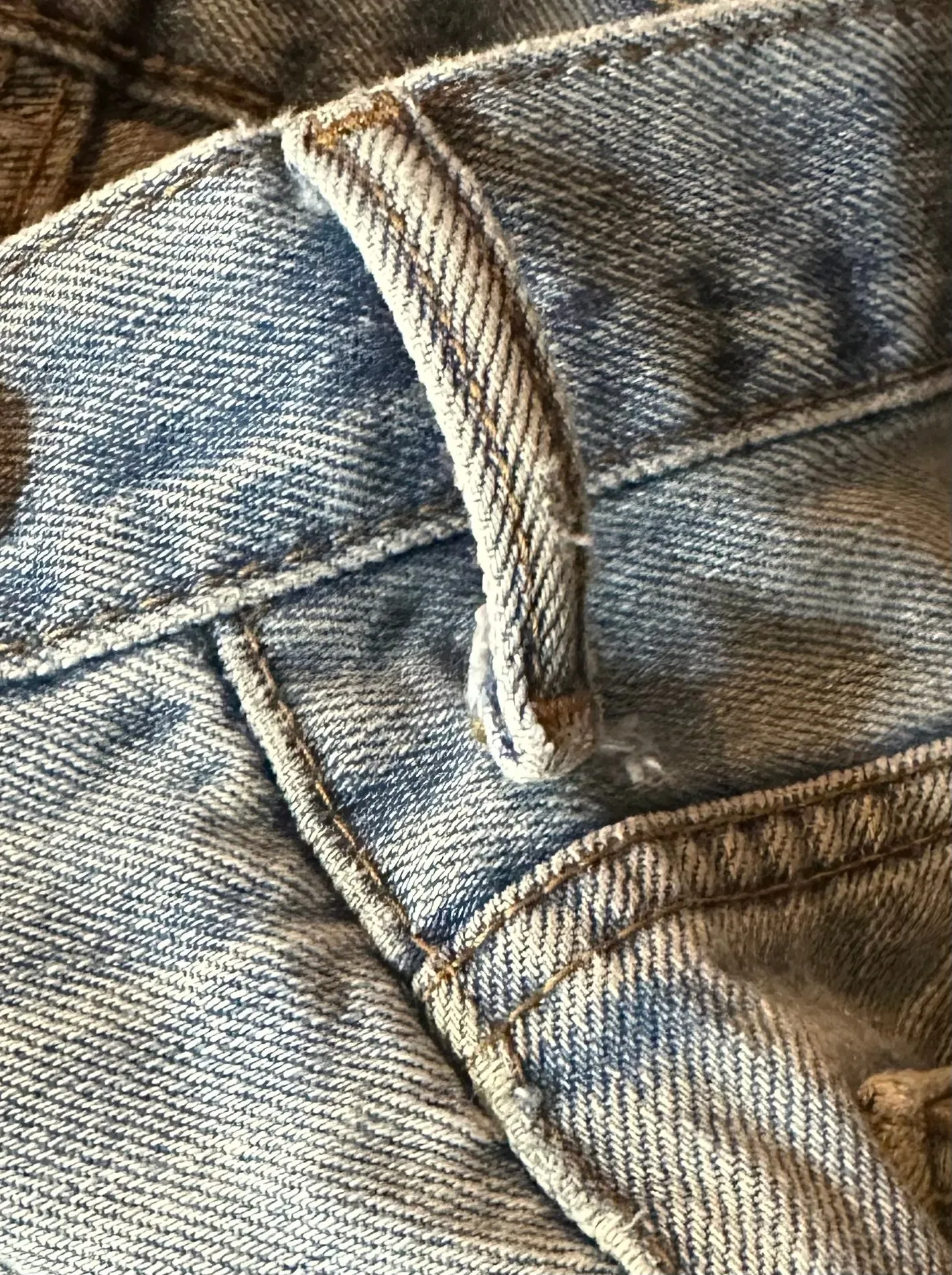 LEVI'S FADED STRAIGHT JEANS - HH 17 X L 43.5
