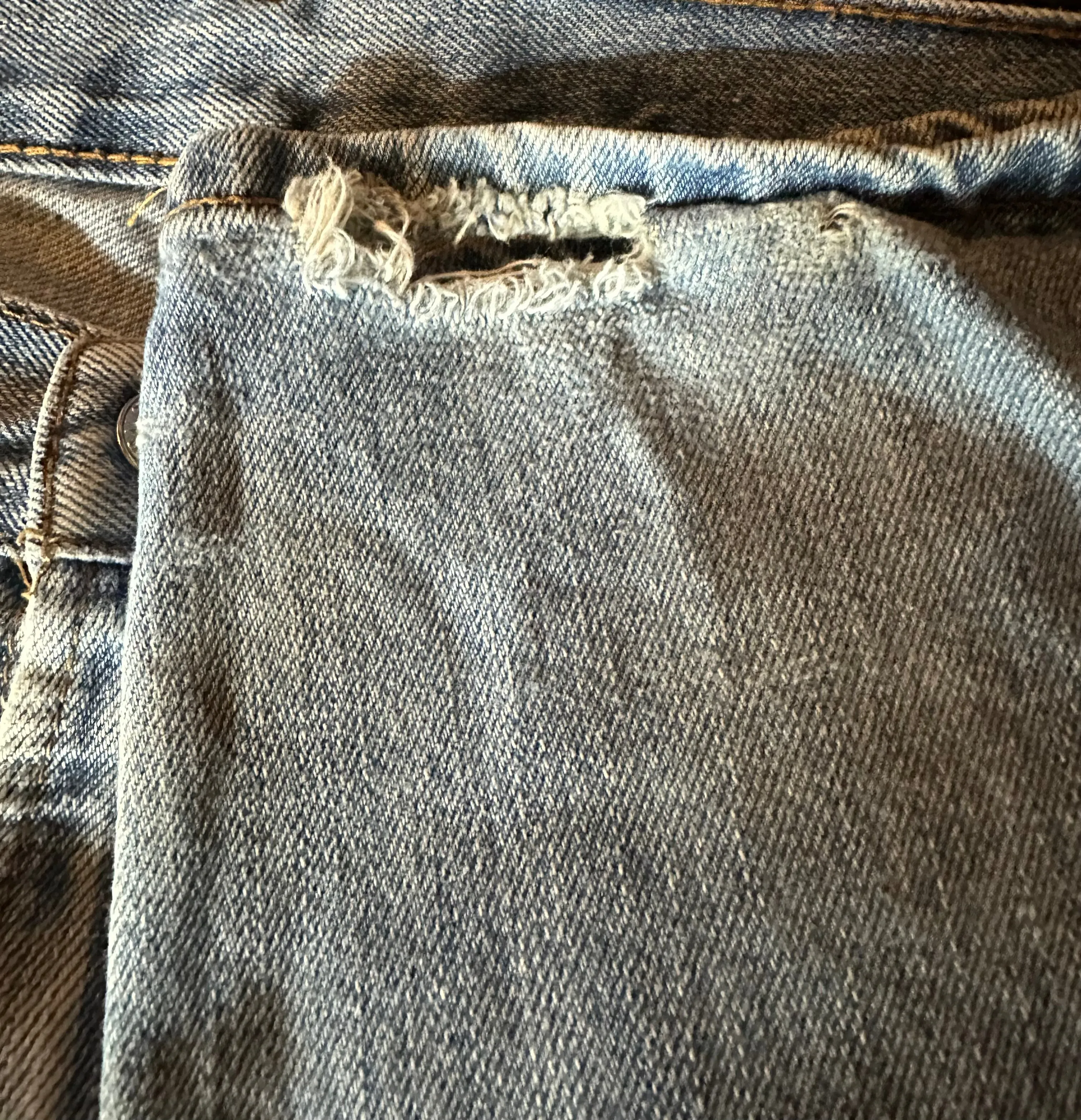 LEVI'S FADED STRAIGHT JEANS - HH 17 X L 43.5
