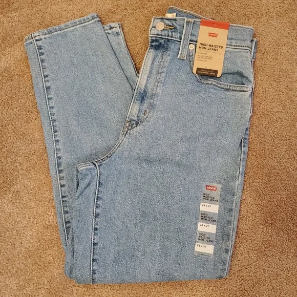 Levi's Mom High Rise Waisted Jeans size 28