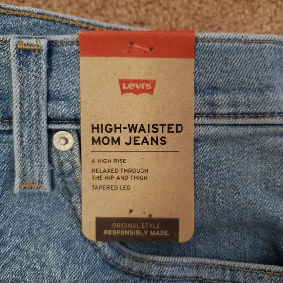 Levi's Mom High Rise Waisted Jeans size 28