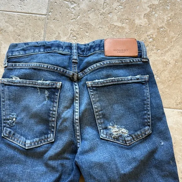 Moussy Vintage Glendale Mid Rise Distressed Tapered Cropped Blue Jeans