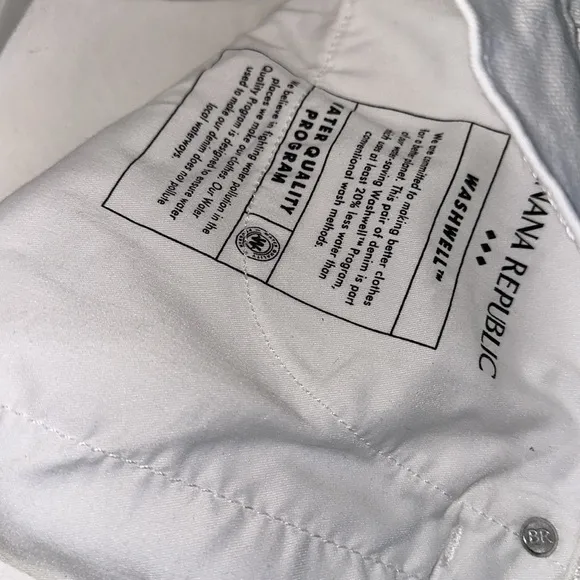 NWOT Banana Republic High Rise Frayed Hem Boot Cut  Jeans In Color Pure White