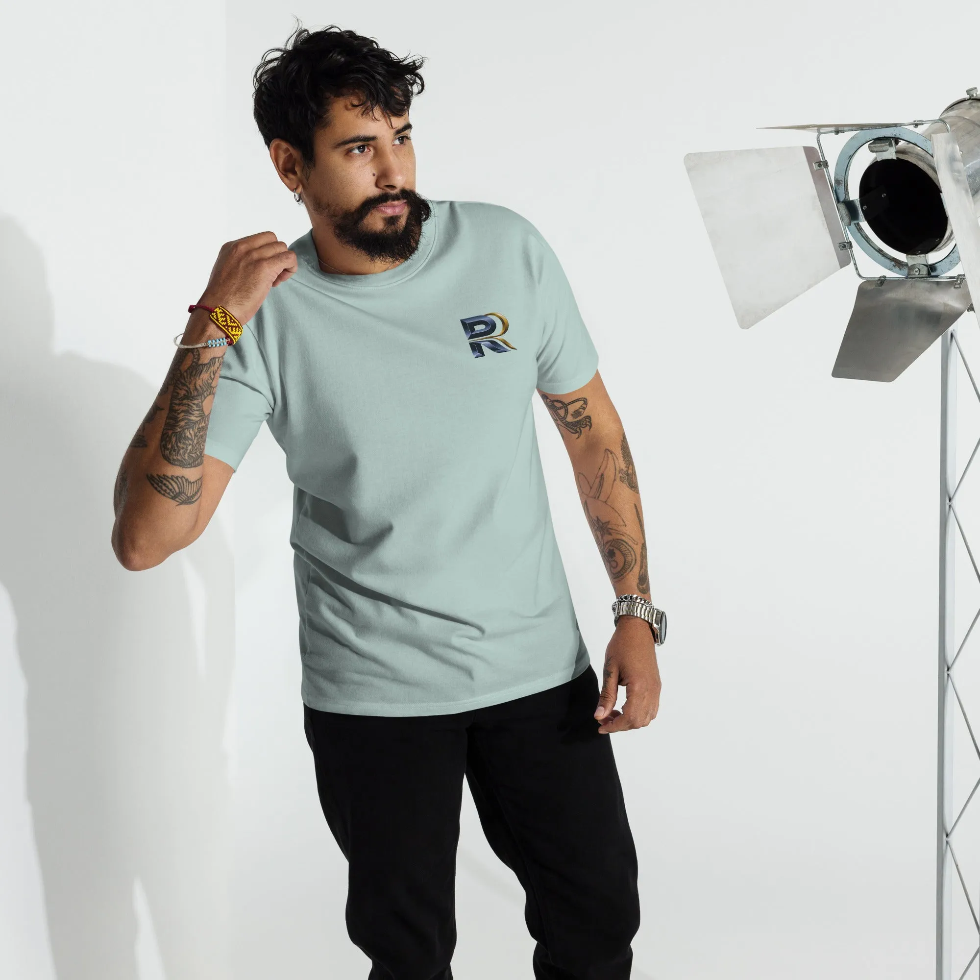 RESILIENT ROAR Men’s premium heavyweight tee
