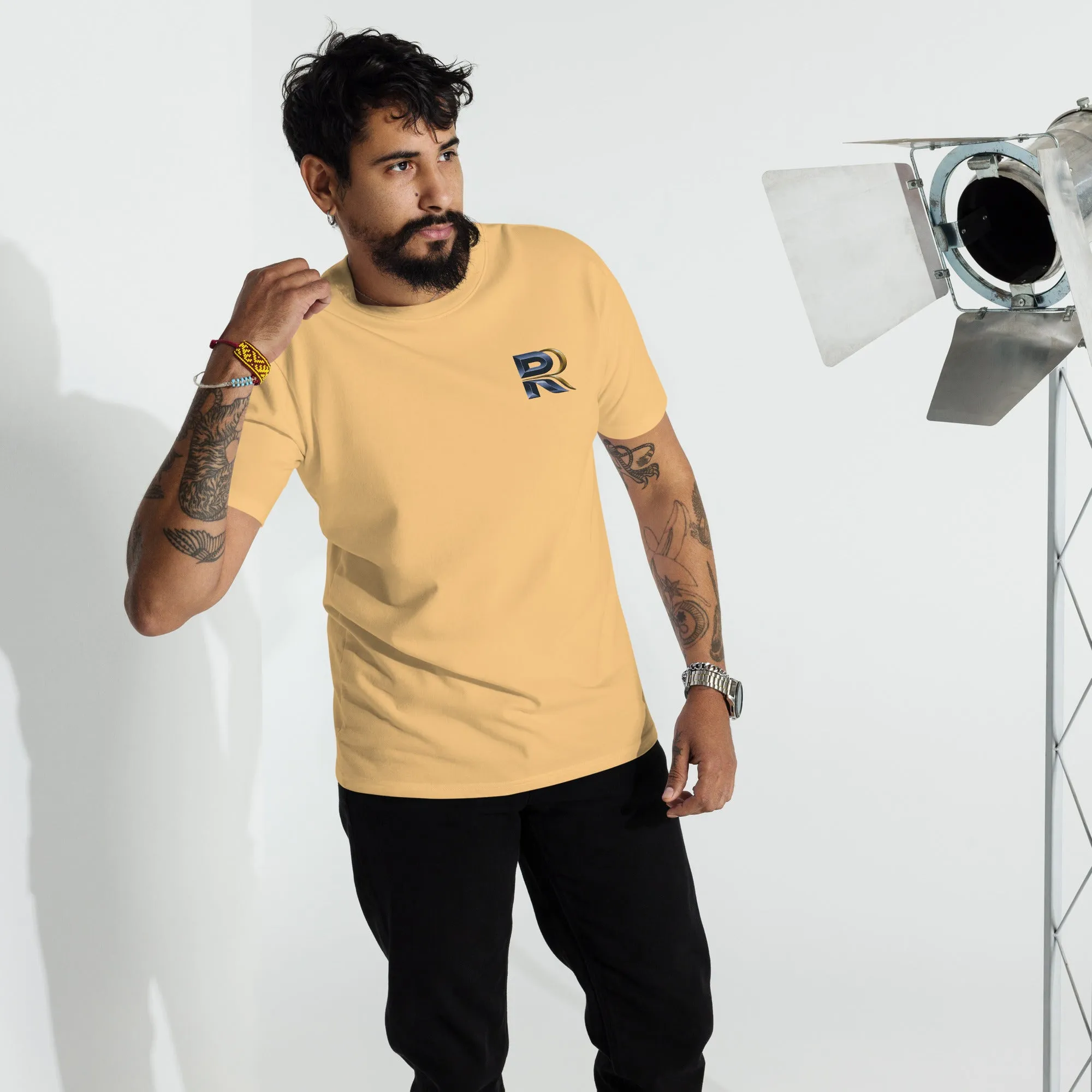 RESILIENT ROAR Men’s premium heavyweight tee