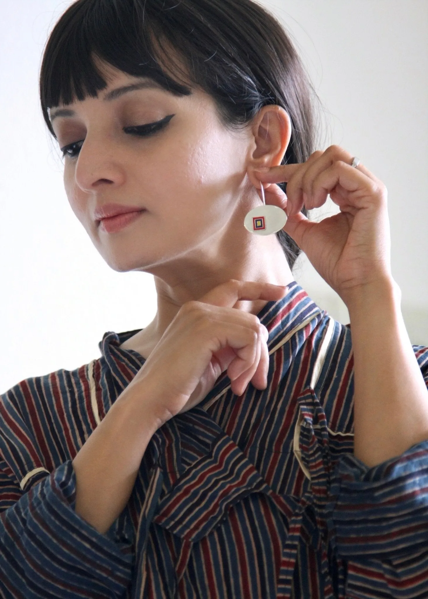 Stunning, long ear-hook oval 'dvaar' earrings